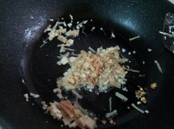 step3: 再加入瀝乾水的干貝絲拌炒2分鐘至香味出來