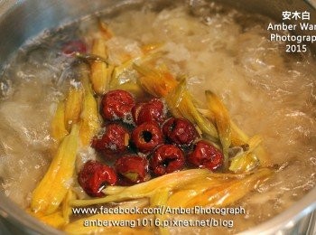 step4: 煮沸後，加入紅棗、２大匙純米料理米酒、１大匙昆布粉酒、１小匙鹽，轉中火煮約２０分鐘，快好時再加入２大匙純米料理米酒、１小匙香油，攪拌一下，即可熄火。