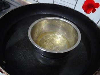 step2: 魚膠片剪碎， 用1碗冷水浸軟， 倒去水份， 再隔水溶備用