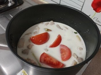 step7: 最後加入砂糖及番茄， 滾起後再煮1分鐘