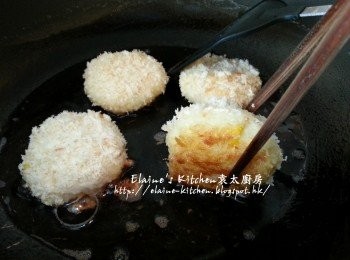 step12: 鑊中加入油燒熱 , 放入薯餅以半煎炸方式用慢火慢慢煎至兩面金黃色