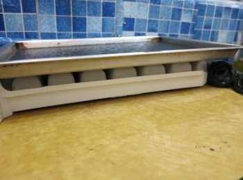 step6: （老娘會放在一個倒轉了的冰格上，會很快就可以涼掉，一定要等涼掉才捲，不然會很易爛的）