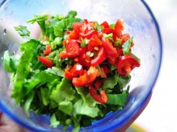 step4: 接著準備香菜末及辣椒末