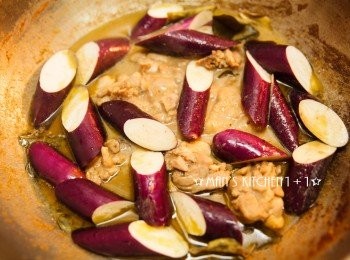 step4: 高湯煮滾後，放入檸檬葉和茄子，並燉煮至雞肉熟透。