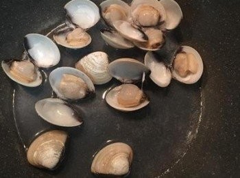 step6: 洗淨鍋子放少許水，放入蛤蜊並蓋鍋蓋，將蛤蜊煮開，連同煮蛤蜊的水都倒到碗裡備用。