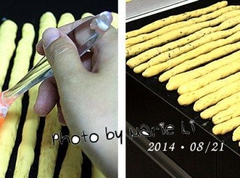 step6: 抓出間隔一根根擺上烤盤
噴點水靜置20分鐘左右做最後發酵
然後為麵包棒輕輕刷上一層蛋液
於麵包表面噴上一點水以防上色過快
如此就可以準備送進預熱好的烤箱烘烤了。