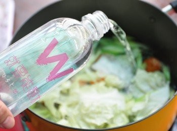 step3: 接著加水入鍋滾煮
