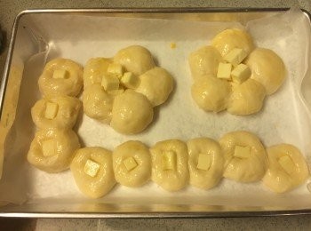 step7: 把芝士粒放在花花麵團的中間, 周邊掃上蛋液, 預熱焗爐180度