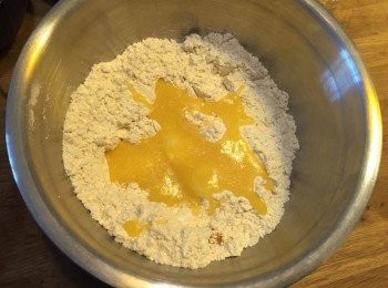 step8: 將先前預備的牛油糖漿溶液，分3次加入麵粉中