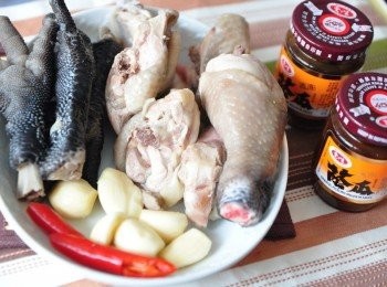 step1: 備料:雞肉先川燙沖洗乾淨、蒜頭、辣椒、愛之味蔭瓜