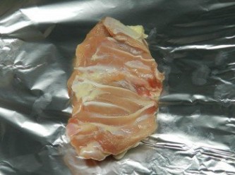 step2: 將雞腿肉用錫箔紙捲起來
