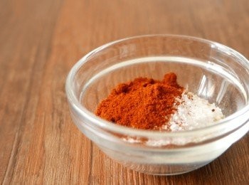 step2: 把泡打粉、蒜粉、鹽、糖和煙燻紅椒粉拌勻。