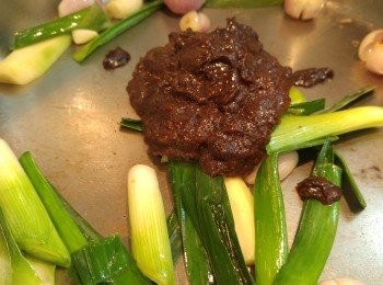 step4: 再爆香羊肉混醬。