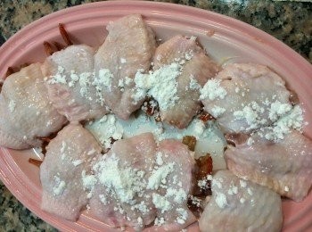 step11: 7)將3隻已醃製的蝦乾釀入每隻<a href="https://bit.ly/3zHU5V3" target="_blank" data-keyword="雞翼" class="guide-link"><strong>雞翼</strong></a> <span style="display:inline-block;vertical-align:middle;margin-top:-3px;color:initial;border-radius:3px;padding:2px 3px;font-size:12px;line-height:14px;background:#87d300;color:#fff;">即買</span> 內,將蝦乾尾部份向外拉出少少圖10(這樣出來效果會比較好看一點),另外於每隻<a href="https://bit.ly/3zHU5V3" target="_blank" data-keyword="雞翼" class="guide-link"><strong>雞翼</strong></a> <span style="display:inline-block;vertical-align:middle;margin-top:-3px;color:initial;border-radius:3px;padding:2px 3px;font-size:12px;line-height:14px;background:#87d300;color:#fff;">即買</span> 上灑上生粉同,鹽,胡椒粉