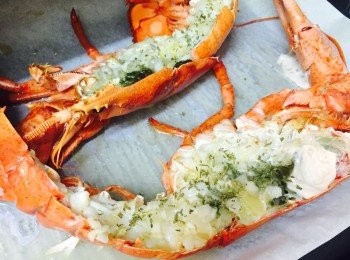 step3: 在龍蝦肉上塗上牛油溶液，並平均鋪上蒜蓉及香芹碎，再入爐焗約4分鐘。吃時擠上檸檬汁。