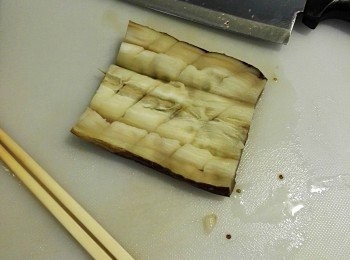 step4: 茄子焗軟身後，拿出，將茄子割直紋斜紋（不要割到底或割開）（割紋方便入味）。