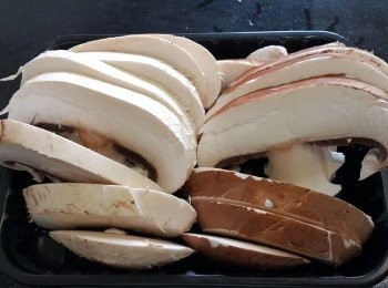 step4: 大蘑菇，用濕布或廚房紙清潔，切件備用