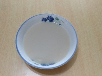 step2: 將乾酵母和温水放在碗中，攪拌均勻，放置10至15分鐘，起泡便可以使用。