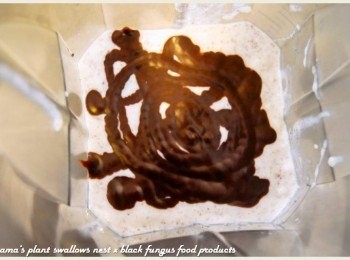 step3: 將巧克力醬淋灑在黑木耳米布丁上，若愛吃巧克力，就多加一點。