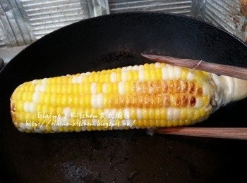 step8: 鑊中落少許油燒熱 , 將粟米放入鑊中用慢火燒至粟米表面有少許微黃