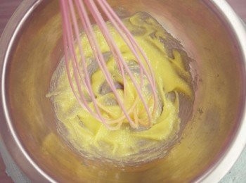 step3: 取一容器放入奶油及砂糖均勻攪拌。