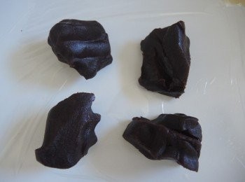 step6: 將豆沙餡分成4份，每個30g。