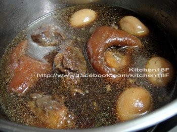 step9: 【豬腳上色晶亮祕訣】燉煮完成 前30分鐘，多加麥芽糖，可讓豬腳更上色。