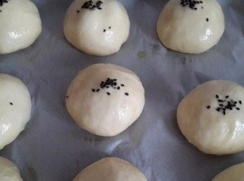 step4: 烤箱預熱10分~上下火180度25分 進烤箱前表層刷一層油灑上一些黑芝麻~完成