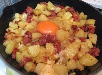 step6: 中間找個位置放入雞蛋即可