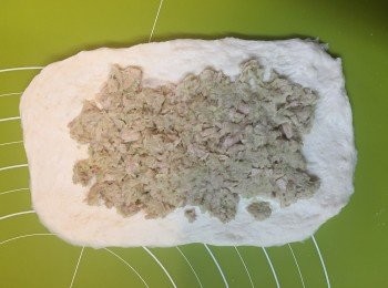 step3: 將粉團搓平，放上吞拿魚。