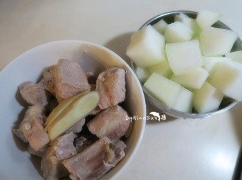 step1: 排骨川燙去血水備用.冬瓜去籽切塊備用.薑片備用