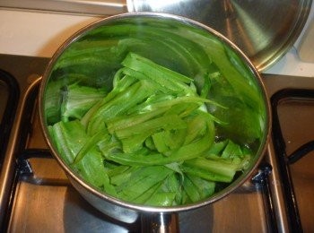 step3: 煮五分乾,放入步驟1拌勻,夠熟盛盤待涼即可.