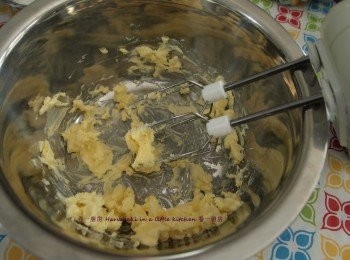 step2: 無鹽牛油用打蛋器打碎, 倒入幼砂糖, 鹽,