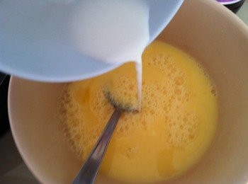 step3: 開始調制蛋汁，蛋4粒和鹽巴攪拌均勻，取出小碗加入1匙食水少許玉米粉攪拌，加入蛋汁一起攪拌均勻。