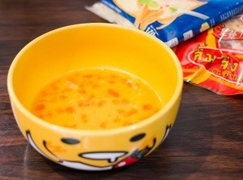 step2: 打散雞蛋，加入日式醬油﹑味醂、糖、牛油溶液拌勻，把鹹蛋黃弄碎加入蛋液中。開始煎蛋前預備好芝士碎和豬肉鬆。