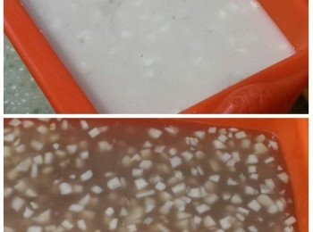 step3: 將步驟⑵倒入器皿內(如不是用不黏器皿需在器皿內掃油)，用大火蒸約20分鐘至透明(視乎器皿深度)。享用前切件再用小火煎香便可。
**用錫紙(鋁箔紙)蓋面蒸，糕面會較平滑。