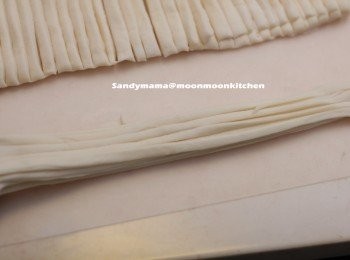 step4: 7.分成5條一份，把兩份麵糰叠上，握實頭尾，用手輕輕拉長，扭動麵條繞2圈，捲成花成，埋口。