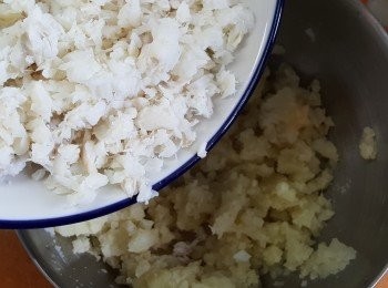 step3: 將鱈魚柳蒸十分鐘，去皮，壓碎。