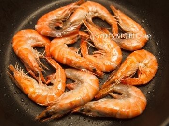 step2: 起油鍋，將鮮蝦下鍋炒至約5~6分熟並炒出香味後，起鍋備用。