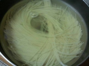 step10: 麵線也煮2分鐘後盛到碗中