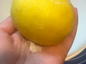 step4: 麵包~
先用鹽擦一擦檸檬，清潔檸檬皮。再加水連鹽浸一浸檸檬，然後批皮成幼絲，同窄檸檬汁預用。