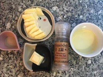 step2: 接著將有鹽奶油切片後放冷凍庫保存. 並備好其它<span class="group_1">食材</span>.