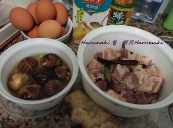 step1: 花菇洗淨用清水浸一晚, 浸軟後去蒂備用.
鮮豬腩肉洗淨吸乾水份, 用桂皮, 八角, 少鹽少糖少胡椒粉及紹興酒醃浸兩小時或以上