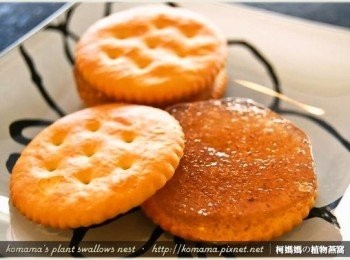 step3: 將黑木耳健康凍依照麗滋(RITZ)小圓餅的大小，切成一小片，並帶有點厚度的圓型。