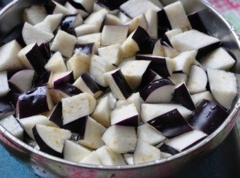 step2: 茄子切丁後放入水裡浸泡加入少許鹽巴及少許醋，就不會快速變黑