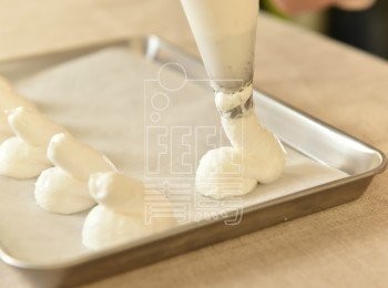 step4: 混合物倒入已放圓形唧咀的唧袋中，唧出兔仔形狀。