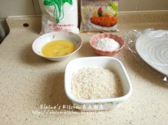 step6: 期間準備麵粉 , 麵包糠及雞蛋打成蛋液