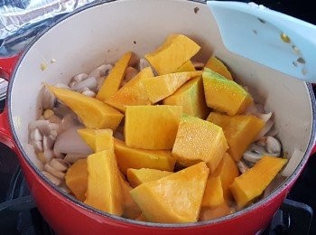 step4: 再加入南瓜及甘荀炒3-4分鐘。