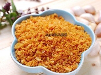 step8: 香氣十足的蒜蓉酥有很多用途,無論拌青菜或做避風糖料理,炒飯起鍋前放入一大匙蒜蓉酥,保證美味十足。