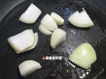 step8: 放入洋葱拌炒（用同一個鍋子；不用再放油）。